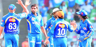 Mumbai Indians Munaf Patel (2L) celebrates with teammates after dismissing Pune Warriors Yuvraj Singh at the Wankhede stadium in Mumbai