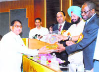 Dr Uma Shanker Yadav receives the Award for Excellence in Education from Dr Samuel Mgamo, High Commissioner, Namibia, in Delhi.