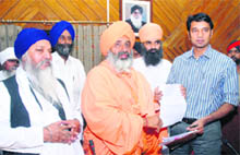 Environmentalist Balbir Singh Seechewal submits a memorandum to Deputy Commissioner Priyank Bharti in Jalandhar.