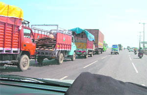 The Delhi police has ensured that all heavy traffic is confined to the extreme left-hand lane, leaving the other two lanes for the fast-moving traffic