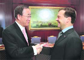Russian President Dmitry Medvedev (R) with UN Secretary General Ban Ki-Moon in Moscow on Friday