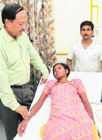 Dr (Col) Raj Kumar Sharma (retd) examines Sangeeta Rani, who had been living with a spleen weighing 3.5 kilograms. 