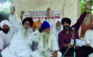 Actvists under the banner of the Shiromani Akali Dal (M Tar Singh), Sri Amritsar, hold a protest against Pakistan on harassment of minorities, at Jantar Mantar in New Delhi on Monday.