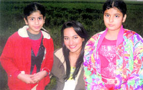 Sisters Ekta and Ritika pose for shutterbugs with film actor Sonakshi Sinha on the sets of Joker.