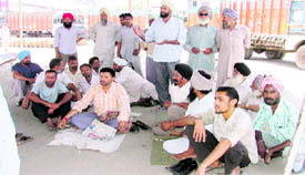 The agitating truck drivers at Dana Mandi, Gill Road. 