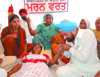 LBP chief Balwant Singh Ramoowalia with Ranjit Kaur, who is on  fast-unto-death in support of the demands of unemployed linemen, outside the Mini-secretariat in Bathinda on Tuesday.