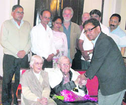 Mussoorie Municipal Corporation president OP Uniyal felicitates Bob Alter