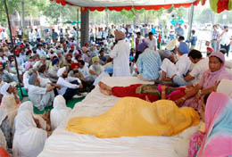 Activists of the Unemployed Linemen Union hold a rally in front of the office of the Deputy Commissioner in Bathinda on Thursday.