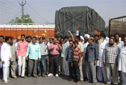 Commission agents join farmers in staging a demonstration at Abohar.