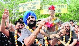 Comedian Jaspal Bhatti makes his statement on corruption in his style at Sector 17 in Chandigarh on Thursday.