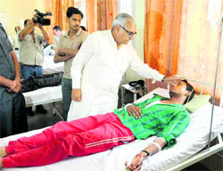 Chief Minister Bhupinder Singh Hooda enquires about the wellbeing of a seriously injured victim