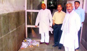 INLD MLA Rameshwar Dayal with Chief Medical Officer HR Yadav at Civil Hospital in Rewari.