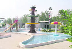 Hardys World Amusement and Water Park is located on the Ludhiana-Jalandhar highway, with over 20 rides and attractions and numerous food outlets. Theres something for everyone at Hardys World. From the jaw dropping, eye-ball popping super thrill rides like the pendulum, roller coaster, dream girl to the exhilarating rides like the motorcycle, sun-n-moon, caterpillar and aeroplane one can have a gala time here. Since it is located on the outskirts of the city, people visit it only during summer vacations.