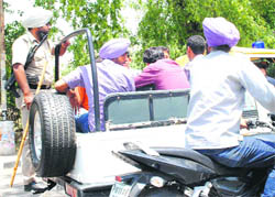 Policemen with eve teasers nabbed in front of the Government College for Girls in Patiala