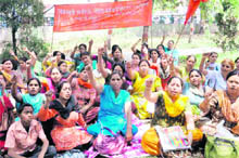 Anganwari workers stage a protest in support of their demands at Gandhi Park, Dehradun, on Monday.
