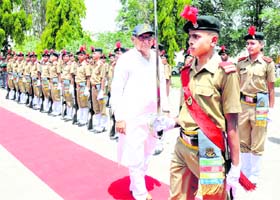 Chief Minister Bhupinder Singh Hooda takes the guard of honour during the felicitation programme at Sainik School, Kunjpura, in Karnal