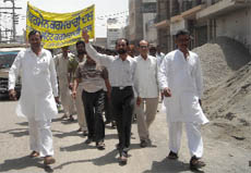 PWSSB workers took out a procession on Tuesday to express resentment over the thrashing of an SDO at Abohar.