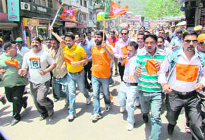 BJYM chief Anurag Thakur takes part in a marathon against corruption in Mandi on Tuesday.