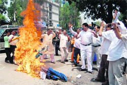 Congress municipal councillors burn an effigy of the state government in Dehradun on Wednesday.