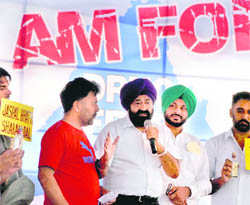 Comedian Jaspal Bhatti lends support to Punjab Youth Congress president Ravnit Singh Bittu in his fight against drugs menace in Ludhiana