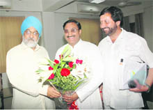 Chief Minister Ramesh Pokhriyal Nishank and Uttarakhand Water Resources Minister Parkash Pant greet Deputy Chairman of the Planning Commission Montek Singh Ahluwalia in New Delhi on Thursday.  