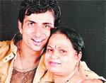  Sonu Sood along with his late mother