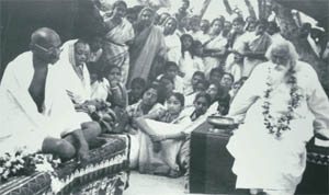 It was Tagore who first called Gandhiji (L) a 'Mahatma' and the latter gave him the honorific of 'Gurudev