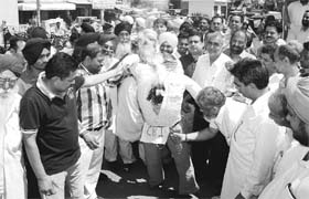 BJP workers burn an effigy of the CBI at Tahli Wala Chowk at Rajpura on Sunday