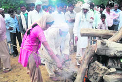 Geeta lights the pyre of her grandfather, Ram Swaroop Garhwal, who served the Azad Hind Fauj, at Kagdana village in Sirsa