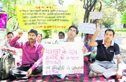 Members of the Parivartankami Chhaatra Sangathan hold a dharna against the registration of cases under the Wildlife Protection Act against villagers in Pauri Garhwal district, at Gandhi Park, Dehradun