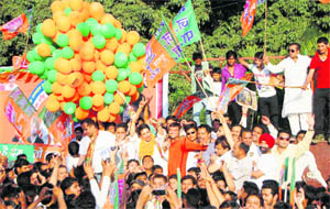Anurag Thakur, president of the Bharatiya Janata Yuva Morcha, releases balloons to mark the start of the "Run against Corruption" in Dehradun