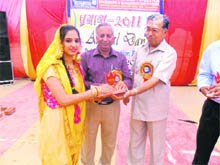 Prof DD Arora, Dean of Colleges, Kurukshetra University, presents a memento to a student of Siddhivinayak Institute, Bilasur.