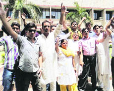 Activists of the Panthers Party protest against the election authorities in Jammu