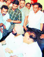 Amarinder Singh meets party workers