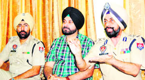 Police Commissioner PPS Sidhu along with MP Navjot Singh Sidhu and DCP Amar Singh Chahal addresses a press conference in Amritsar