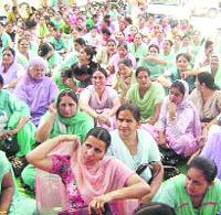 ANMs and paramedical staff stage a dharna in Tarn Taran