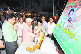 A tribute being paid to a senior photojournalist Ashok Sodhi, who was killed in May 11 (2008) encounter at Raghunath Temple, in Jammu on Wednesday. 