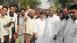 Ravinder Singh Babbal, former Congress MLA, staging a blockade on the Ferozepur-Moga road