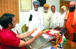 A delegation from Rajasthan, accompanied by followers of Balbir Singh Seechewal, submits a memorandum to Jalandhar Deputy Commissioner Priyank Bharti.
