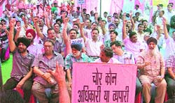 Industralists stage a protest against online furnishing of intra-state trade in Ludhiana