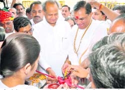 Rajasthan Chief Minister Ashok Gehlot and Brahm Swaroop Brahmachari at the inauguration of Jodhpur Bhawan in Haridwar 
