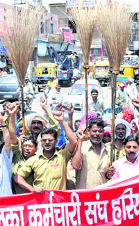 Safai karamcharis hold a protest against the state government at Committee Chowk in Karnal 