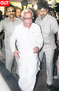 Buddhadeb Bhattacharjee arrives at the CPM headquarters in Kolkata 