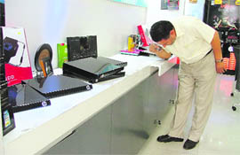 A forrensic expert lifts fignerprints at the computer shop which was burgled in Ludhiana on Friday. 