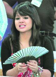 Chennai Super Kings captain M. S. Dhonis wife Sakshi beats the heat in Jaipur with her stylish hand fan