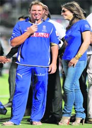 Hollywood actor Liz Hurley (R) ups the glam quotient at an IPL match in Jaipur as she chats with boyfriend and RR captain Shane Warne