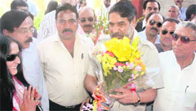 Union Commerce and Industries Minister Anand Sharma being accorded a warm welcome by supporters in Shimla
