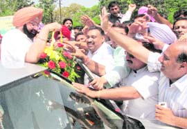 Capt Amarinder Singh receives a bouquet from Congress workers in the middle of the road in Ludhiana