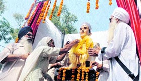 One for the fallen hero Freedom fighters offer floral tributes to Martyr Sukhdev at Government Girls Senior Secondary School in Ludhiana on Sunday.