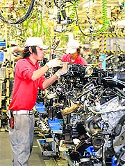 Factory workers assemble Nissan's VQ engines at the Iwaki engine plant in Iwaki, Fukushima prefecture, on Tuesday. The plant, which stopped operations for two months after the March 11 earthquake, resumed work on Tuesday.